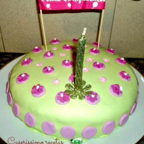 torta de cumpleaños verde y lila